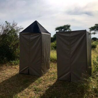 Op een special campsite in Tarangire midden in het groen de toilet en douche tent voor een speciale overnachting