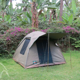 koepeltent met luifel op het gras in een tuin met bloemen en bomen