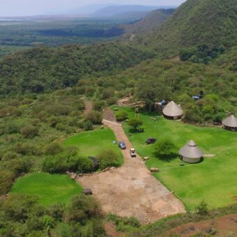 vanuit de lucht een overzicht van de huisjes en de campsite migombani tanzania