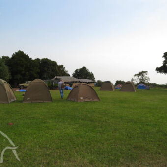 uitzicht op de simba campsite bij ngorongoro met drie koepeltentjes op de voorgrond en verderop nog een aantal