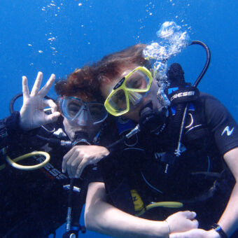 professionele duikschool Divepoint Zanzibar twee poserende duikende mensen bij sunshine marine lodge zanzibar