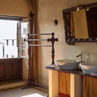 in het hart van Stone Town badkamer met wee wastafels in houten stil in een kamer bij Emerson Spice hotel zanzibar