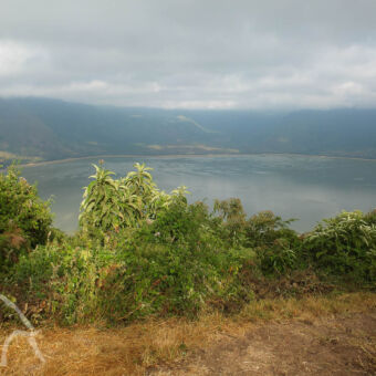 kleurschakering van het meer kijkend vanaf de kraterrim op het meer van van de empakai krater