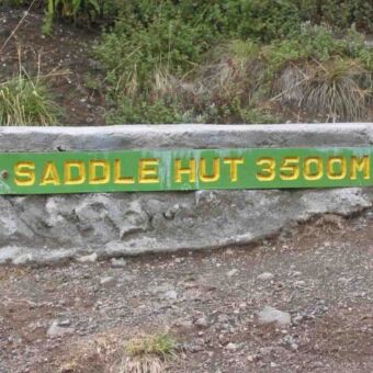 saddle hut bordje met het opschrift saddle hut 3500m op mount menu