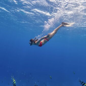 snorkeln vrouw met bikini snorkelend onderwater in de indische oceaan bij Maziwe eiland tanzania