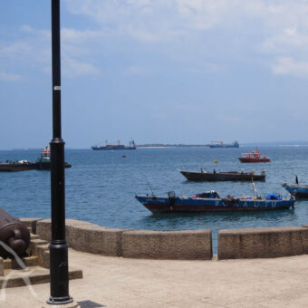 haven Stone Town uitzicht van de kant op de haven met veel kleine bootjes en een kanon aan de rand bij de haven Stone Town zanzibar