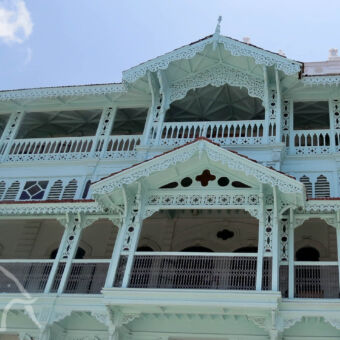 Old Dispensary gebouw wit met veel versieringen en op elke verdieping een galerij de Old Dispensary zanzibar