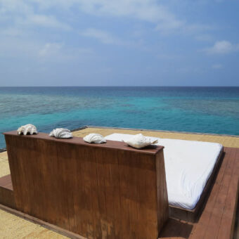 topdeck onderwaterkamer bovenop een onderwaterkamer bij pemba is een terras vanwaar je uitzicht hebt over de indische oceaan bij pemba eiland tanzania