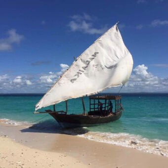 zeilen naar Maziwe een oude dhow boot met zeil op het strand bij de kust van pangani klaar voor een excursie