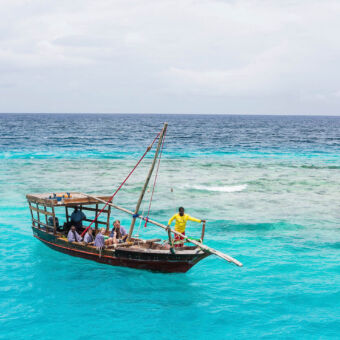 dhow mensen in een dhow bij Pemba varend op de indische oceaan