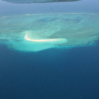 van boven een uitzicht op de indische oceaan bij tanzania met de zandbank maziwe eiland voor de kust van pangani