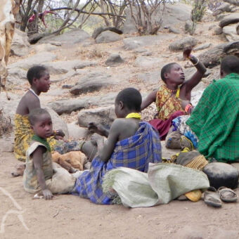 vrouwen blijven apart zittende vrouwen en kinderen van de Hadzabe stam in tanzania
