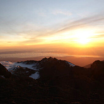 the sky is the limit zonsopgang op de top van de Kilimanjaro