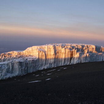 geweldige zonsopkomst uitzicht van dichtbij van een zonsopkomst op de witte met rood gekleurde sneeuw op de top van de Kilimanjaro