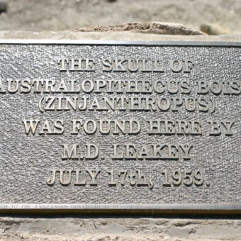 vondst Mary Leakey informatiebord met info over de vondst van een van de oudste mensen in tanzania door Mary Leakey
