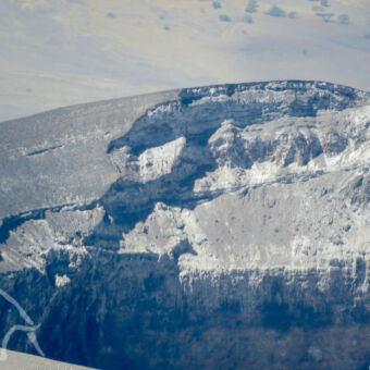 close-up van de krater detail vanuit de lucht op de binnen kant van de ol-doinyo-lengai vulkaan tanzania ronde vorm met grijs tot licht grijze krater rand