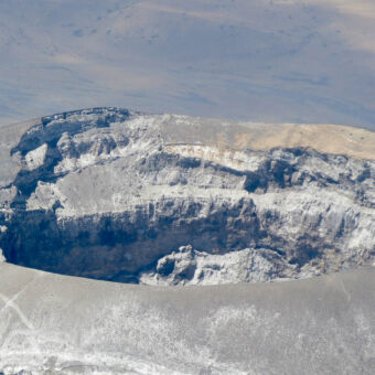 de krater uitzicht vanuit het vliegtuig in de vulkaan van ol-doinyo-lengai Tanzania onde grijsachtige vorm en binnenkant lichter grijs