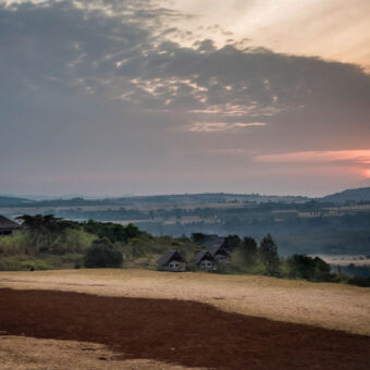zonsondergang zonsondergang vanaf een heuvel uitkijkend op de lodge van rhotia valley tanzania