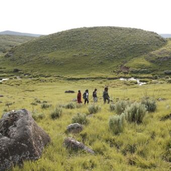 wandeling Olmoti krater vier mensen die een wandeling maken in de Olmoti krater tanzania