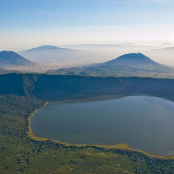 Empakai krater uitzicht in de krater van empakai met in het midden een meer activiteit wandelen tanzania