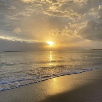 zonsondergang op het strand uitkijkend over de Indische oceaan bij pangani tanzania