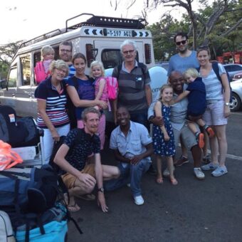 familie met opa oma kinderen kleinkinderen gidsen op safari tanzania
