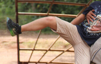 Onze gids met de zoon van onze gasten in de lucht. Gemaakt op een maatwerk safari reis door Tanzania