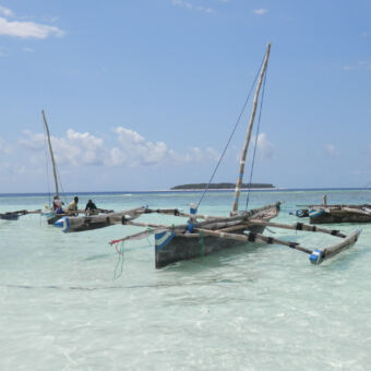 OLYMPUS DIGITAL CAMERA Lokale vissersboten in een azuurblauwe zee Zanzibar