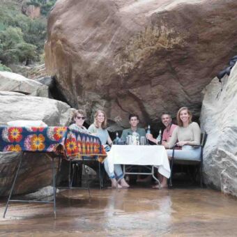 Safari Tanzania. Lunch tussen de rotsen aan een tafeltje van een familie.