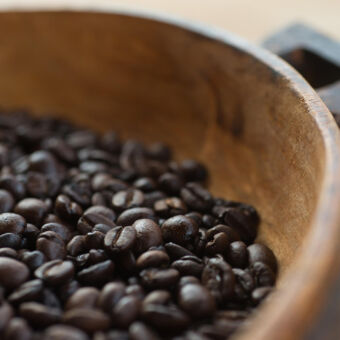 vers gebrande koffie bonen in een houten bakje