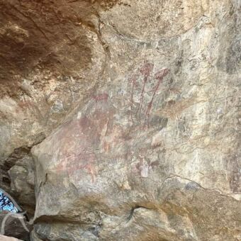 overhangende rotsen waar zeer oude tekeningen op gemaakt zijn