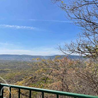 uitzicht vanaf een berg bij de kolo rock art site in tanzania