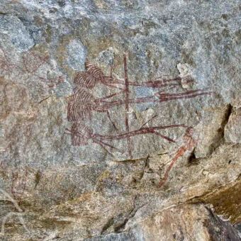 rotstekening van een mens bij de kondoa rock art site in tanzania