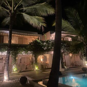 overzicht van de binneplaats en zwembad van een villa op zanzibar