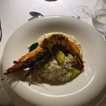 een mooi opgemaakt wit bord met een scampi en ander voedsel gemaakt door een privé kok in een villa op zanzibar