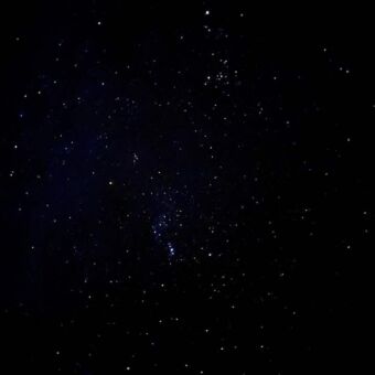 sterrenhemel in de nacht op de serengeti bij ndutu