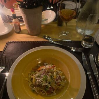 op een mooi gedekte tafel een witte kom met heerlijk opgemaakt eten in zanzibar