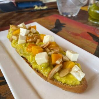 stokbroodje met heerlijk beleg en heel mooi opgemaakt op een wit bord