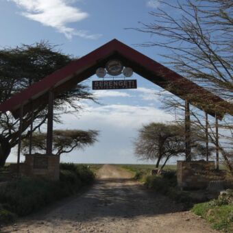 driehoekige toeganspoort naar de serengeti. In het midden het naambord van de serengeti national park