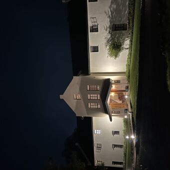 accommodatie van arusha villa. de buitenkant is helemaal wit en mooi verlicht