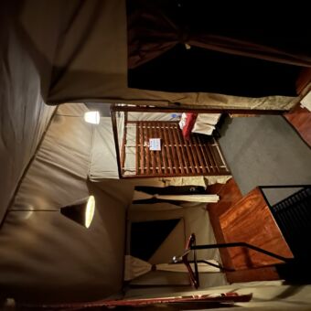 badkamer met twee wastafel en veel houtaccenten bij tortilles tarangire