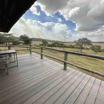 veranda van lahia tented camp in de serengeti vanwaar je uitkijkt over de vlaktes