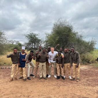 groep mensen met een gast van droomreis tanzania met de medewerkers van een safari lodge in tanzania