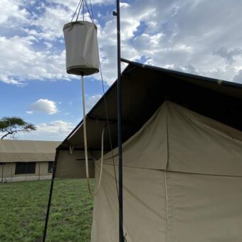 Serengeti safari. Een bucketshower aan een safari tent. hier verbleven gasten die op een rondreis door Tanzania waren