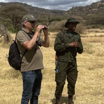 Tanzania rondreis. Op een wandelsafari staat een man en een ranger in Arusha National Park