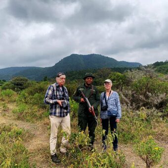 Wandelsafari Tanzania in Arusha National Park. 2 reizigers met een ranger zijn op wandelsafari.