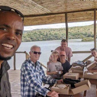 Gids met 7 reizigers die lunchen in Arusha National Park