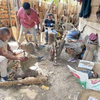 Bezoek van gasten van Droomreis Tanzania aan een houtwerkers werkplaats tijden een rondreis door Tanzania