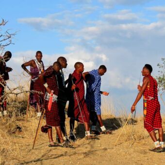 Verslag rondreis Tanzania. Masai mannen die een voorstelling geven