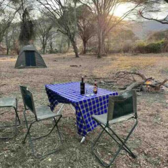 Kampeersafari special camp site Tanzania. Biertje, wijntje op een tafel met daarachter een tentje en verder niemand.